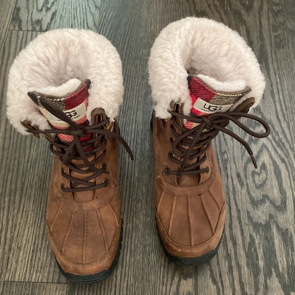 Size 7 UGG boots. Great condition - Picture 2 of 4